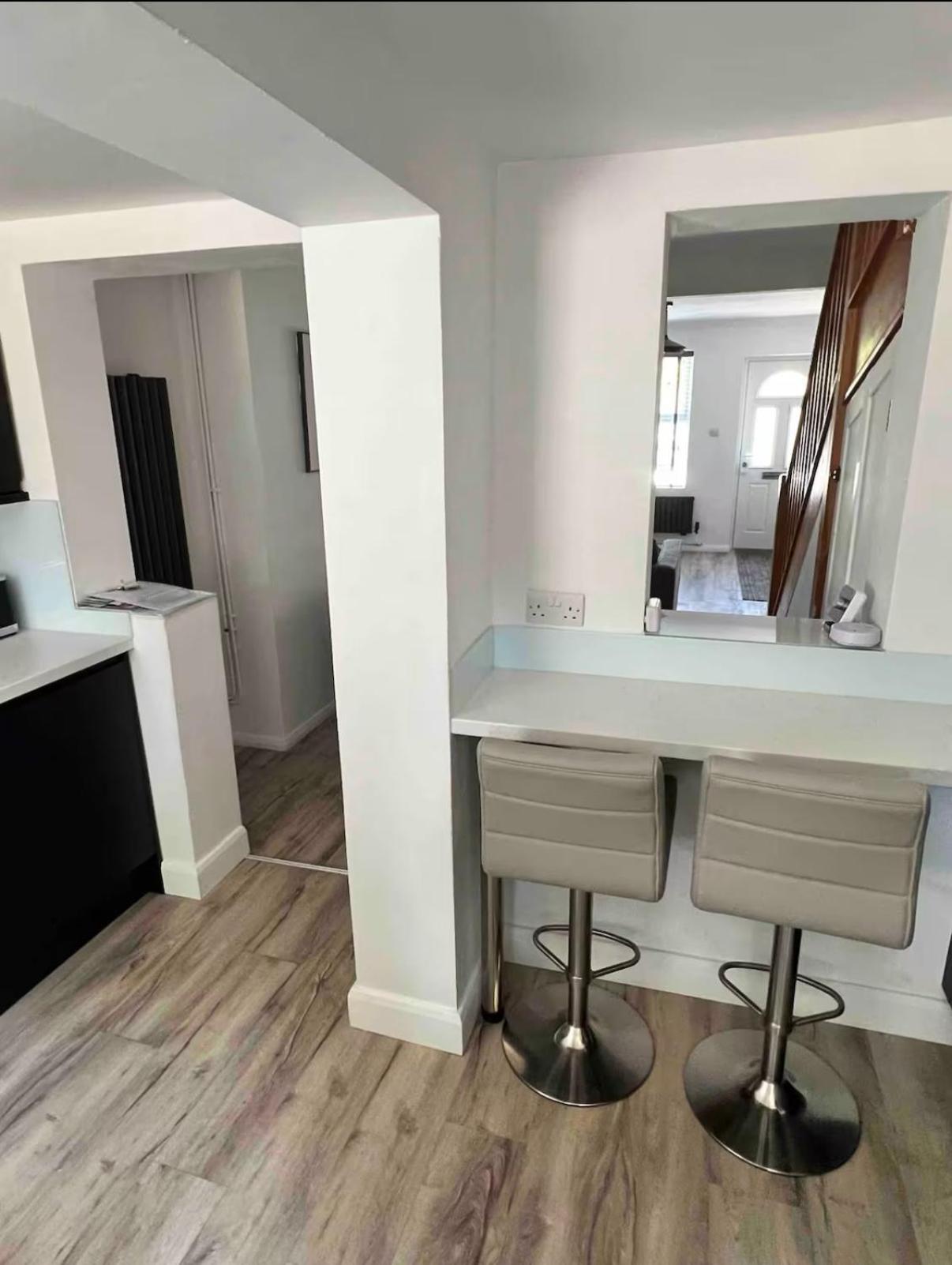 Modern 2 Bed House In Rainham, Kent - Central Location Rainham  Exterior photo