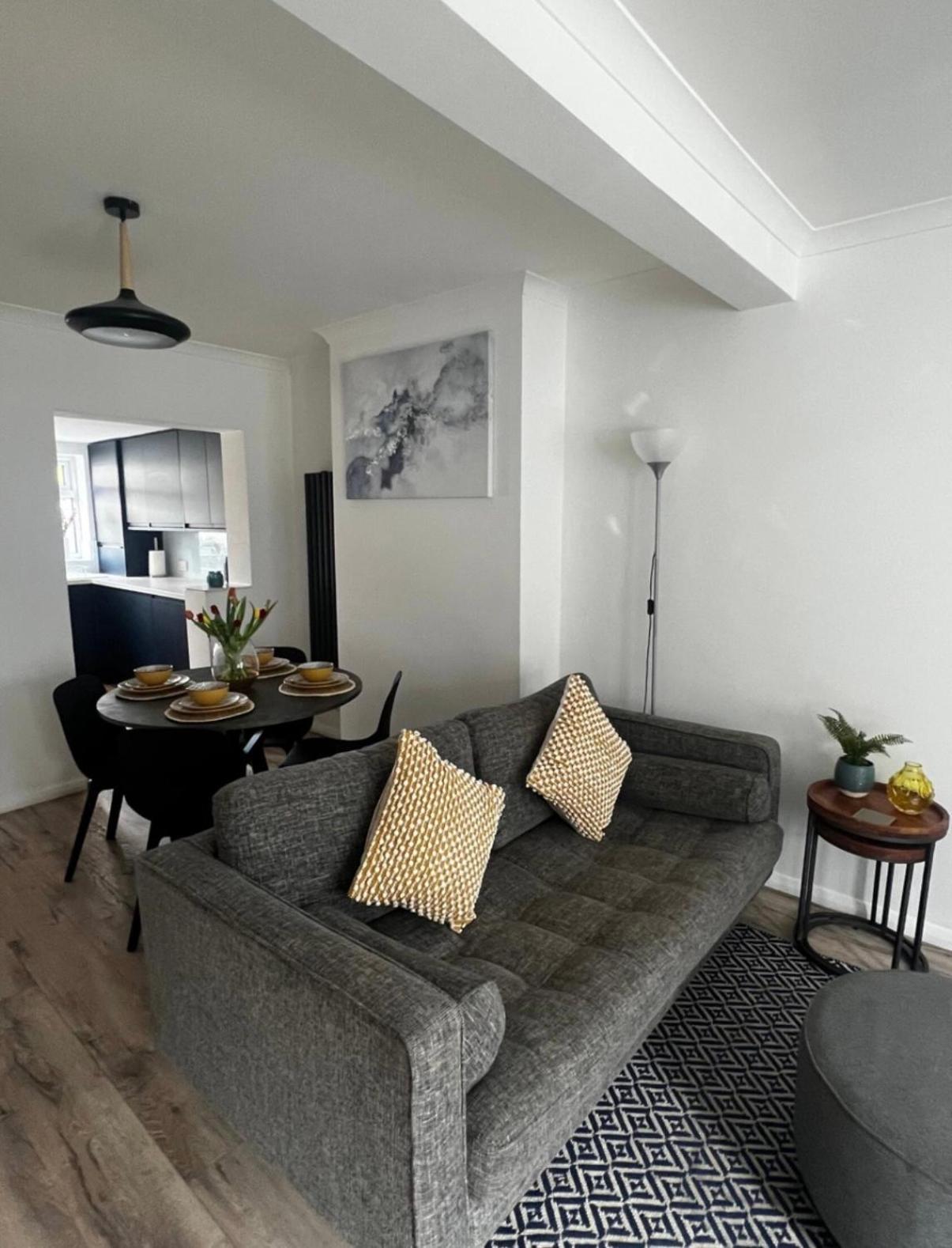 Modern 2 Bed House In Rainham, Kent - Central Location Rainham  Exterior photo