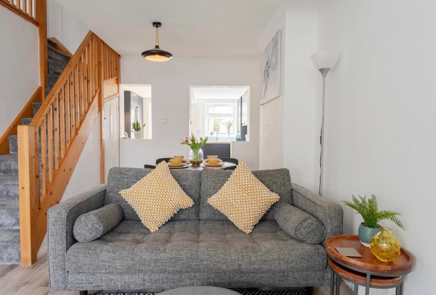 Modern 2 Bed House In Rainham, Kent - Central Location Rainham  Exterior photo