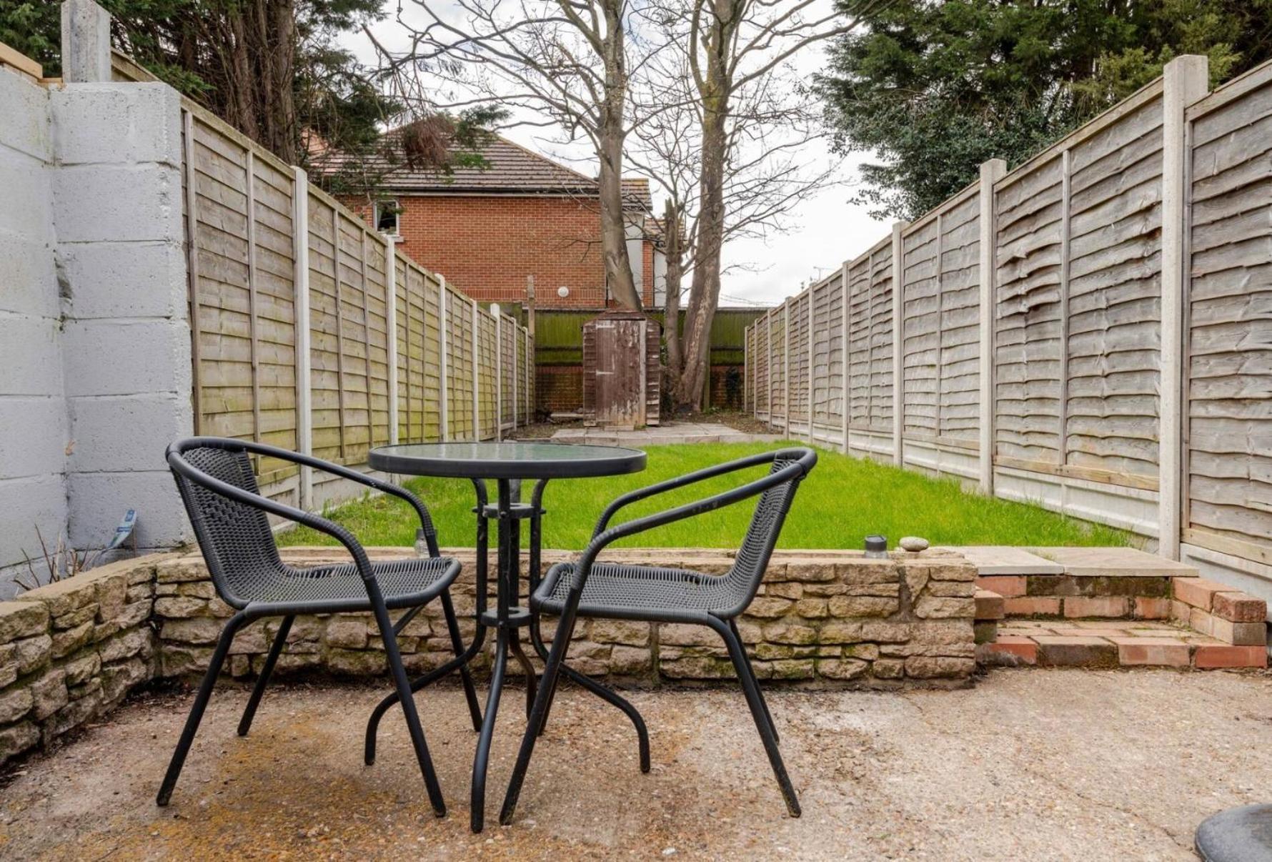 Modern 2 Bed House In Rainham, Kent - Central Location Rainham  Exterior photo