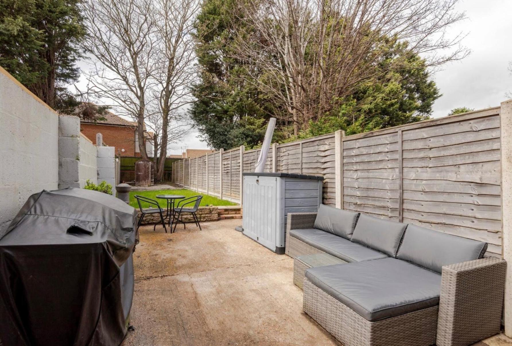Modern 2 Bed House In Rainham, Kent - Central Location Rainham  Exterior photo